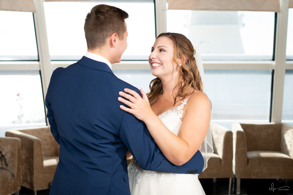 wedding photo ideas in outlook lounge on disney cruise
